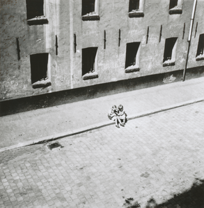 876877 Afbeelding van twee onbekende meisjes zittend op de stoeprand tegenover het klooster Genazzano van de Zusters ...